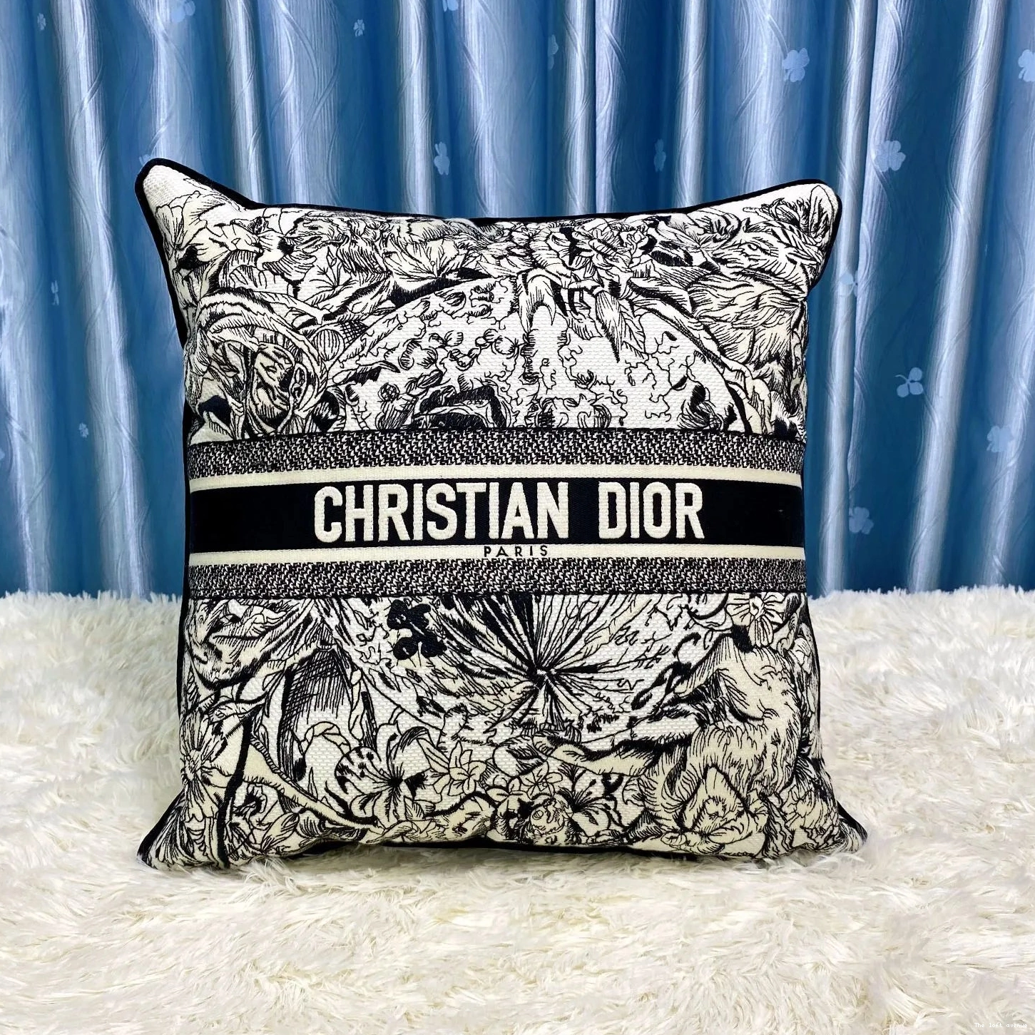 BLACK WORLD CHRISTIAN PILLOW MOTIF 0622